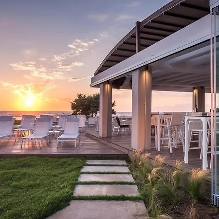 מלון Thalassa 2*